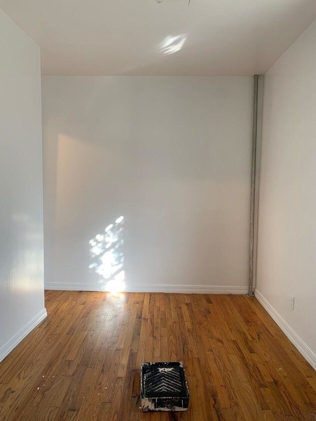 Building Photo - 325 West 4th Street