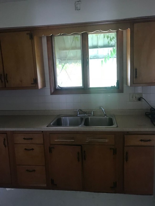 Building Photo - 3 br, 1 bath House - 1115 Bond St