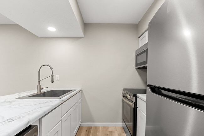 Unit 219 (2bed 1bath) Renovated - Dunlap Lakeside