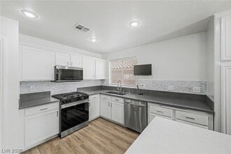 Building Photo - 10547 Lilac Tree Ave