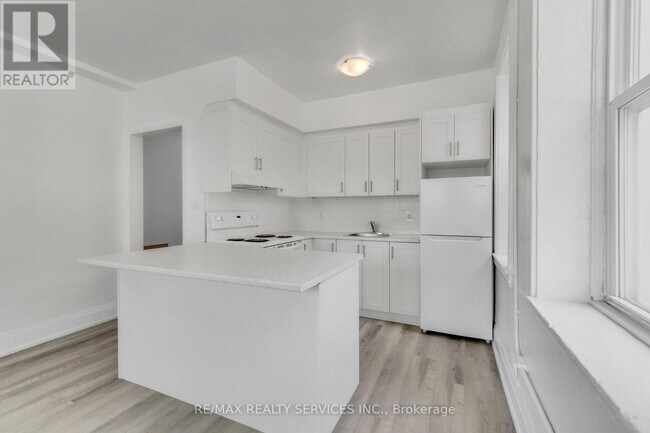 Photo du bâtiment - 104 Sherman Ave S