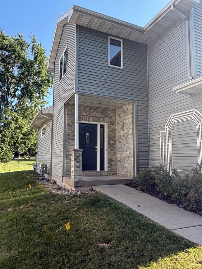 Puerta principal - 207 Llanos St
