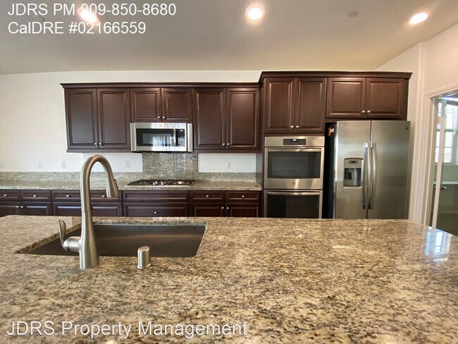 Building Photo - 5 br, 3 bath House - 3255 E. Yosemite Drive