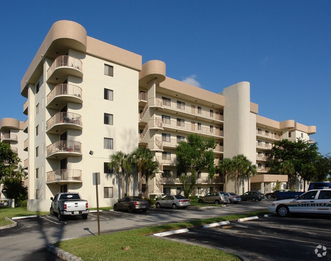 Building - Royal Palm Towers