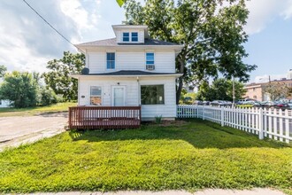 Building Photo - 423 4th Ave SE