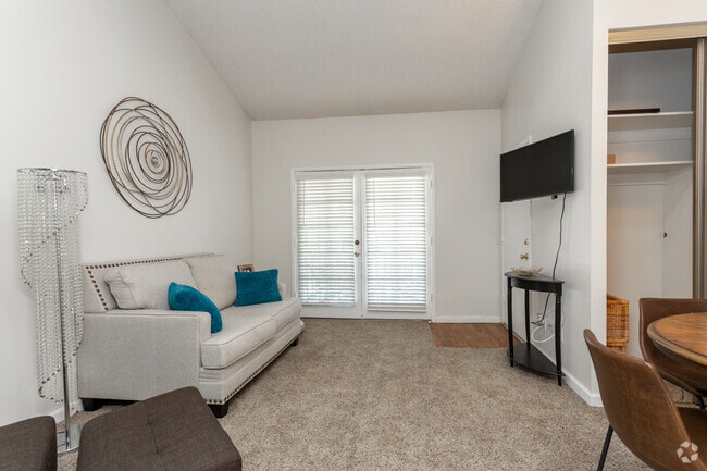 1BR, 1BA - 525 SF - The Lakes