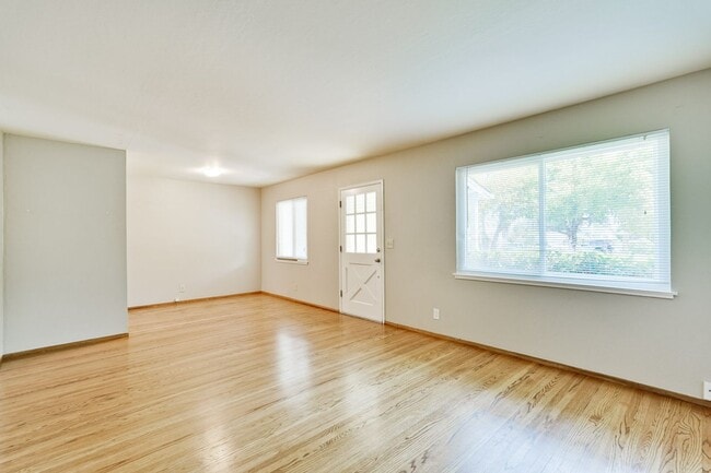 Foto del edificio - Charming 3-bedroom, 2-bathroom ranch-style...