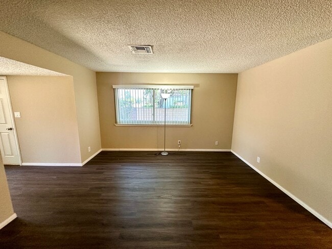 Foto del edificio - 6114 Meadowgrass Ln