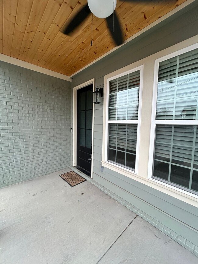 Building Photo - Jefferson Heights 2 Bed | 2.5 Bath | 3 Sto...