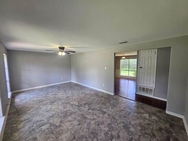 Building Photo - 908 Greenbriar St