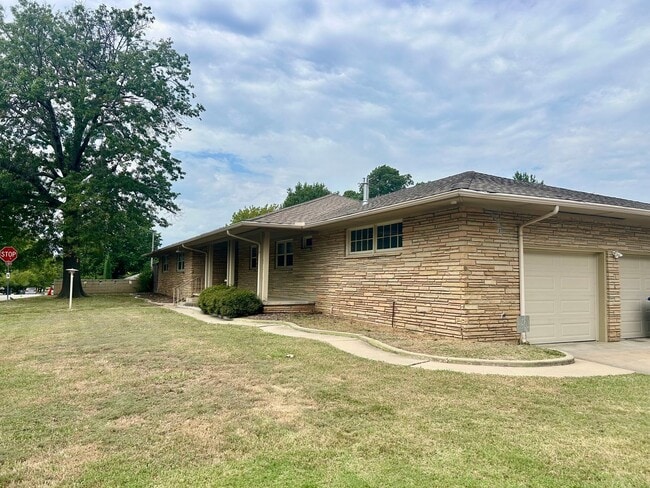 Building Photo - Great ranch style home located on a large ...