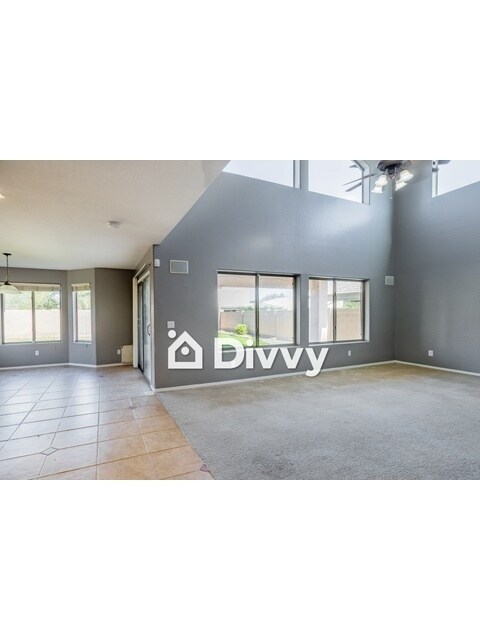 Foto del edificio - 10618 W Roanoke Ave
