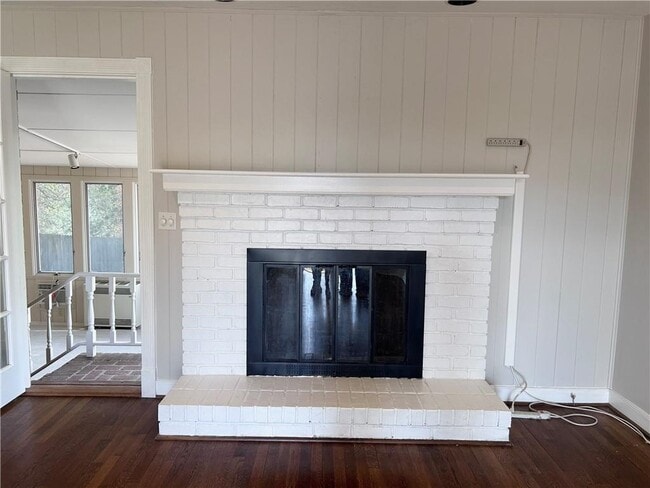 Building Photo - 119 Woodlawn Dr NE