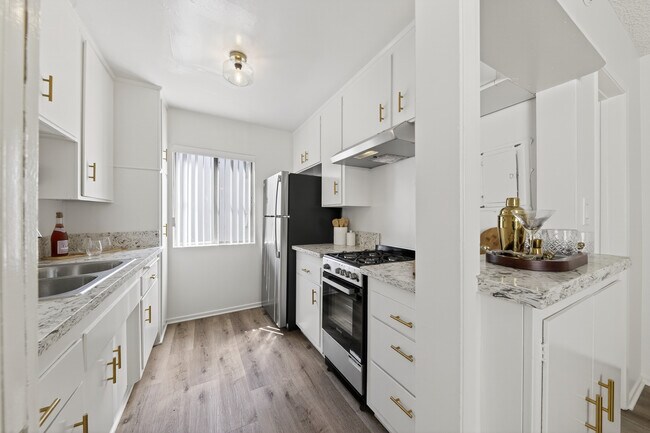 Cocina luminosa y ventilada con electrodomésticos nuevos. - Monroe Manor