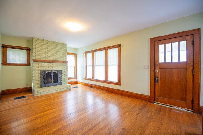 Building Photo - 313 E State St