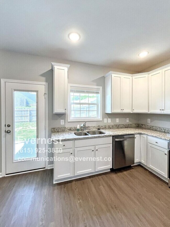 Building Photo - 4-Bedroom, 4-Bathroom Home with Modern Ame...