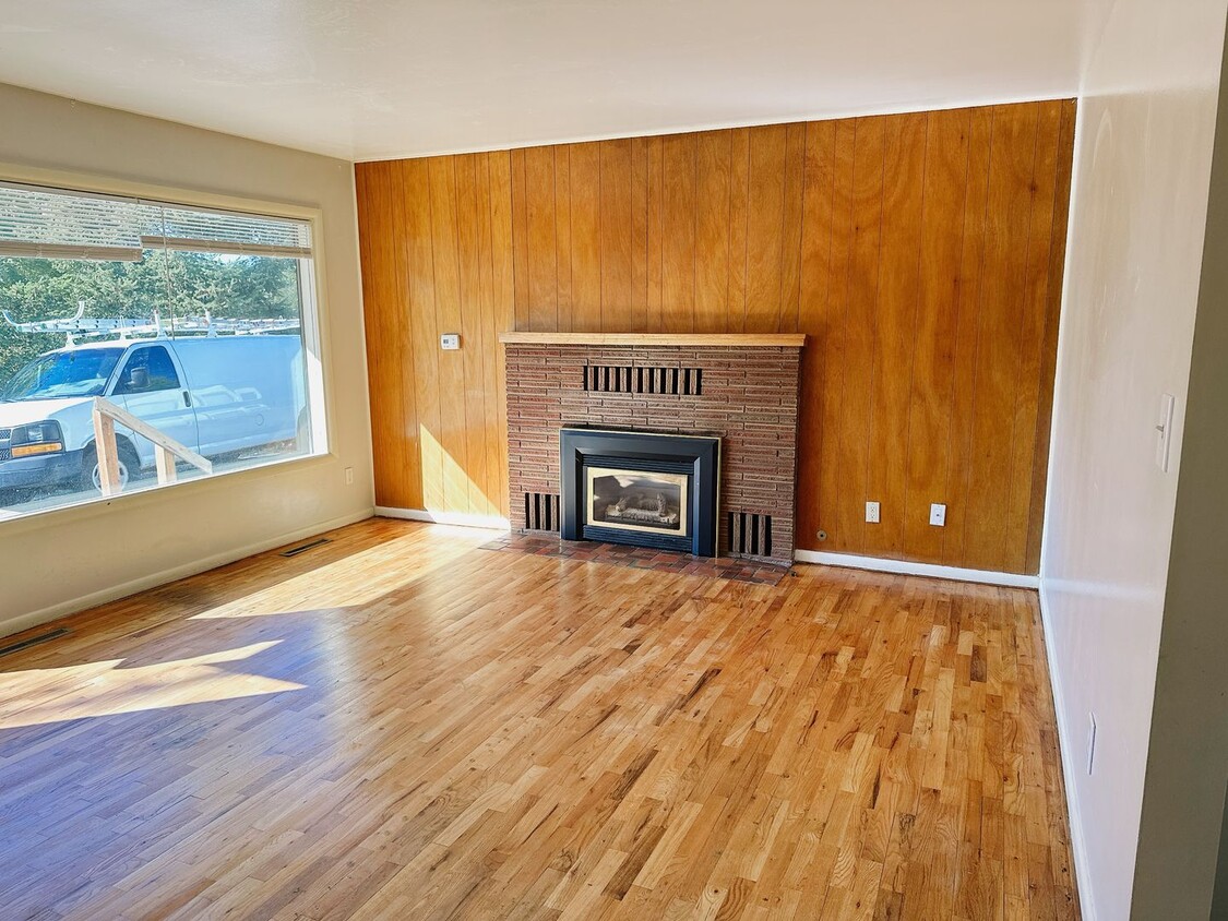 Primary Photo - 4 bdrm/1bath house in Happy Valley near So...
