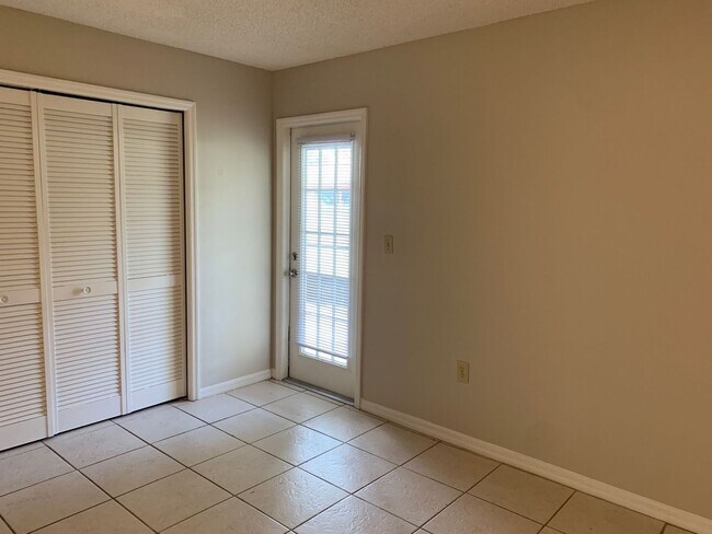 Building Photo - Fantastic Poinciana Location!