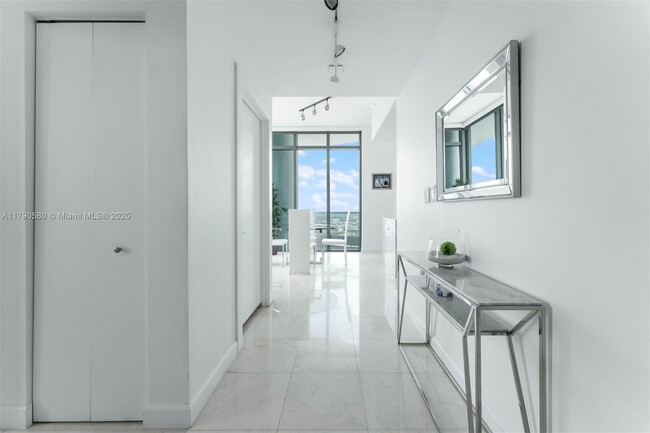Building Photo - 900 Biscayne Blvd