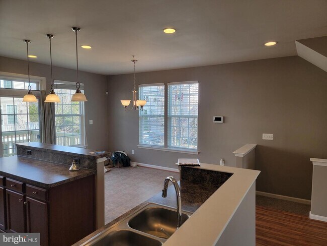 Building Photo - 44578 River Otter Dr