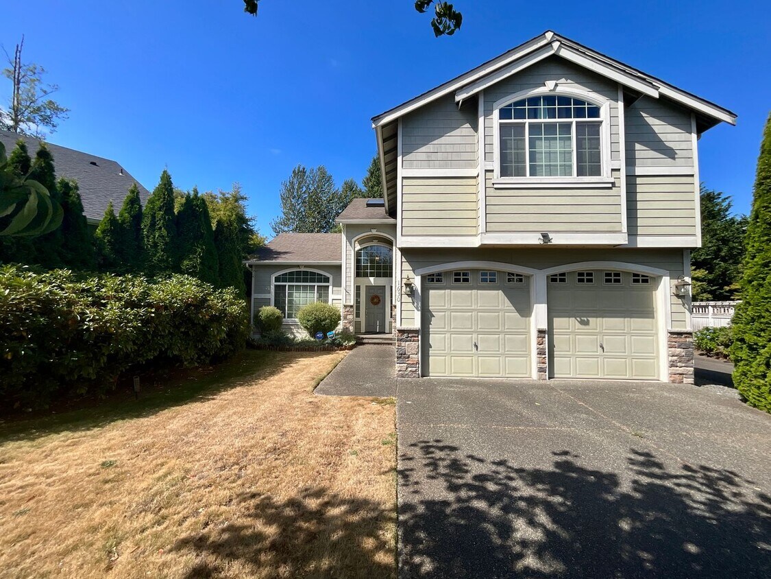 Primary Photo - Spacious & Stylish 4-Bedroom(+Den/Office) ...
