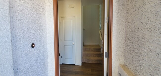 Foto del edificio - Contemporary townhome with modern exterior and attached garage.