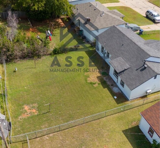 Building Photo - 3-Bedroom Available!