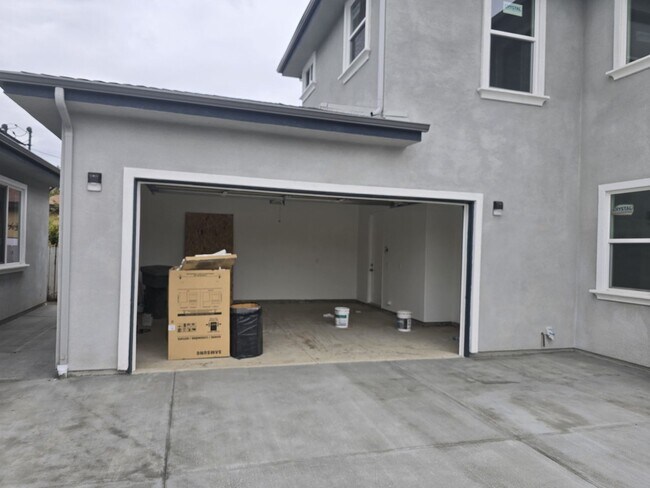 Foto del edificio - Newly Built Spacious 4 Bed/4 Bath Home in Garden Grove for Lease