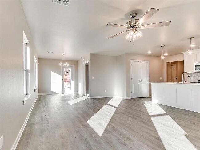 Foto del edificio - 421 E 7th St
