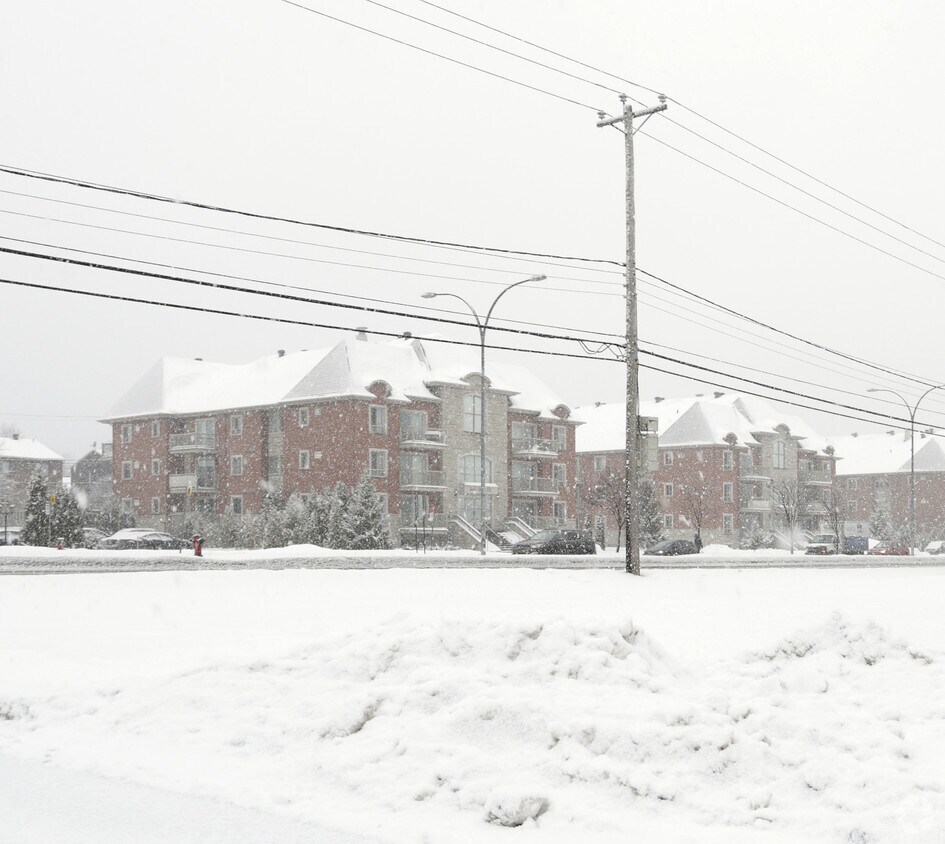 Building Photo - 4330 Boul des Sources