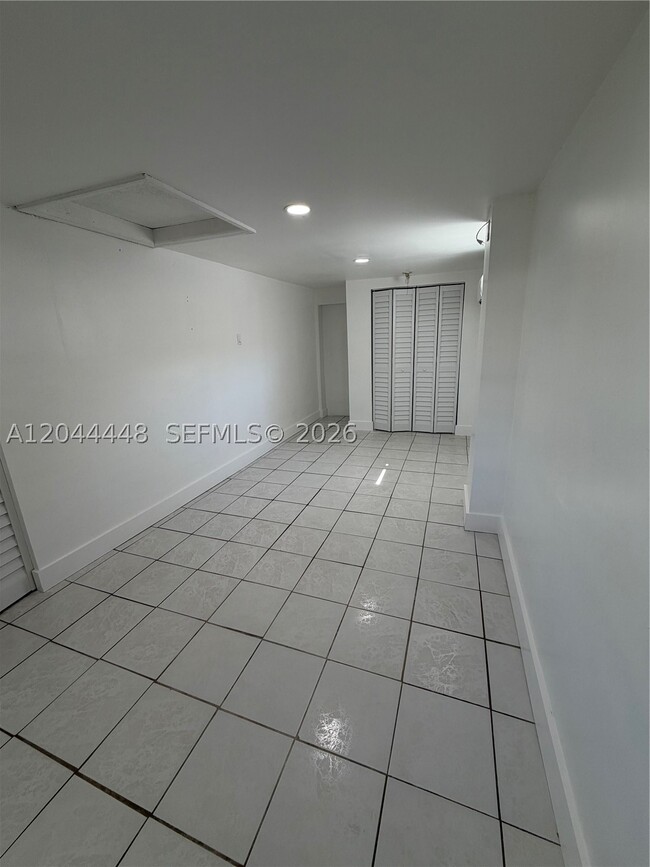 Building Photo - 1270 NE 178th St