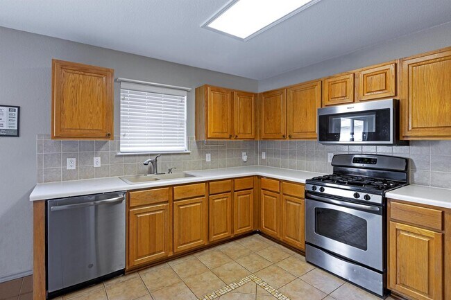 Foto del edificio - Spacious Home with Modern Upgrades in a Pe...