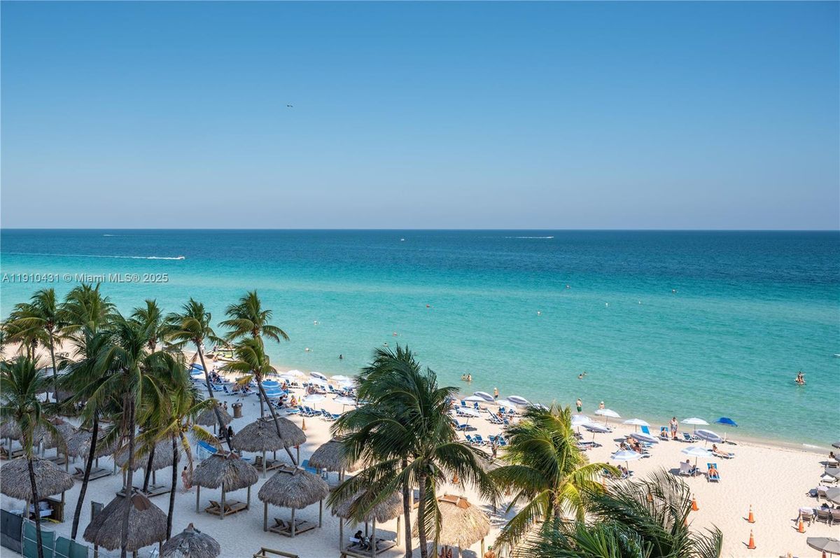 Foto principal - 16699 Collins Ave