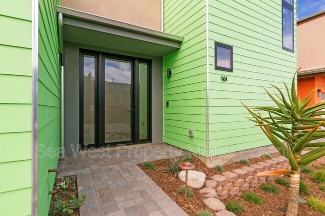 Building Photo - 161 Avocado St