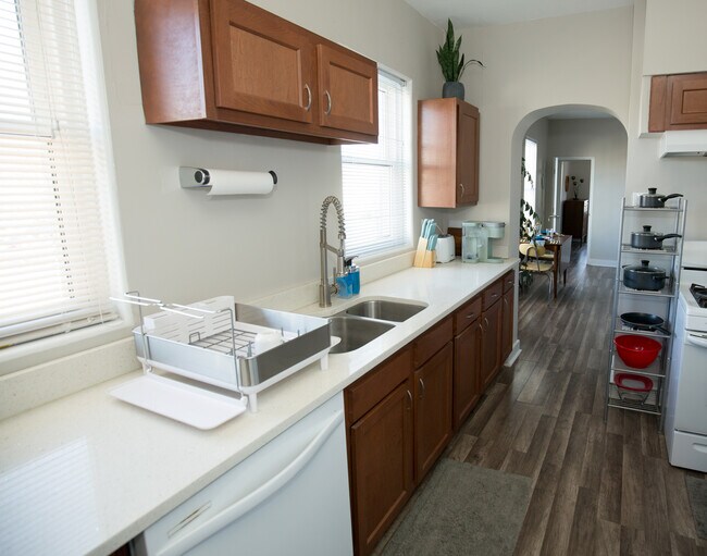 Kitchen w/ miles of quartz countertops - 48 S 20th St
