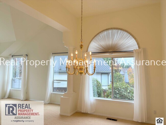 Building Photo - Attractive Single Level 3-Bedroom, 2-Bathr...