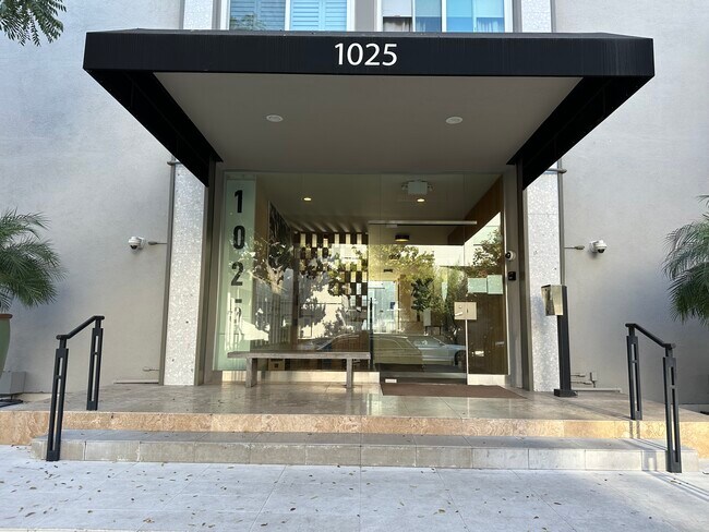 Building Photo - 1025 N Kings Rd
