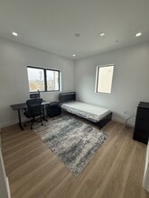 Building Photo - 1200 W 37th Dr