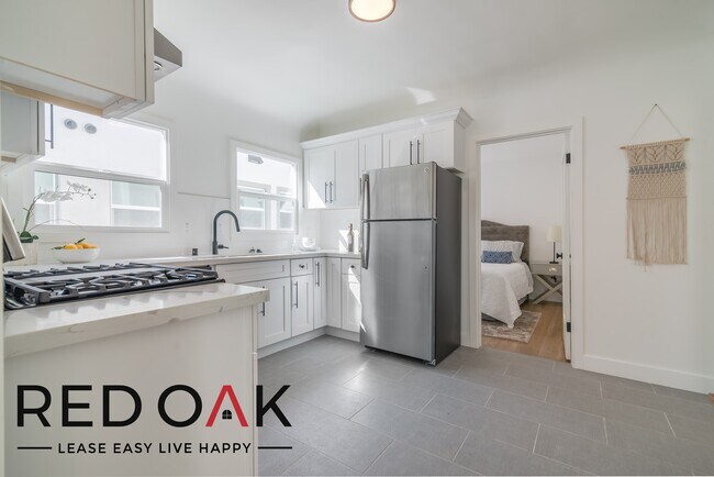 Foto del edificio - ONE MONTH FREE! Stunning and Sunny One Bed...