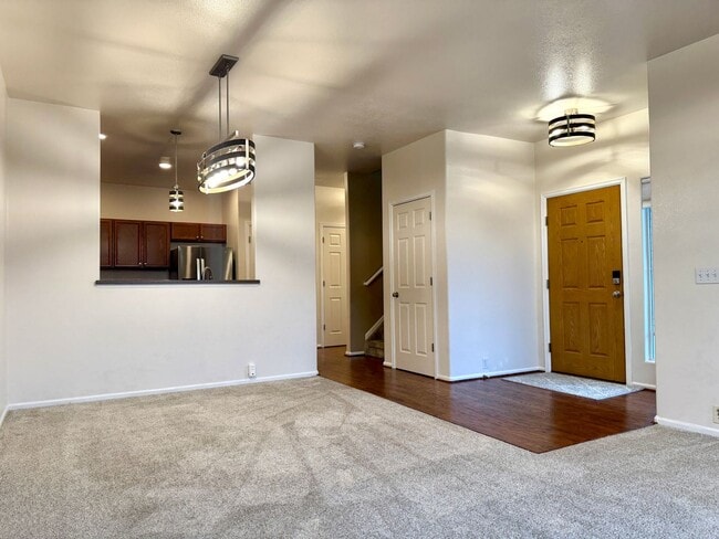 Building Photo - Beautifully Adorable Townhome!