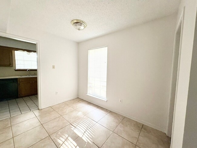 Building Photo - 1147/1149 Willow Creek Dr