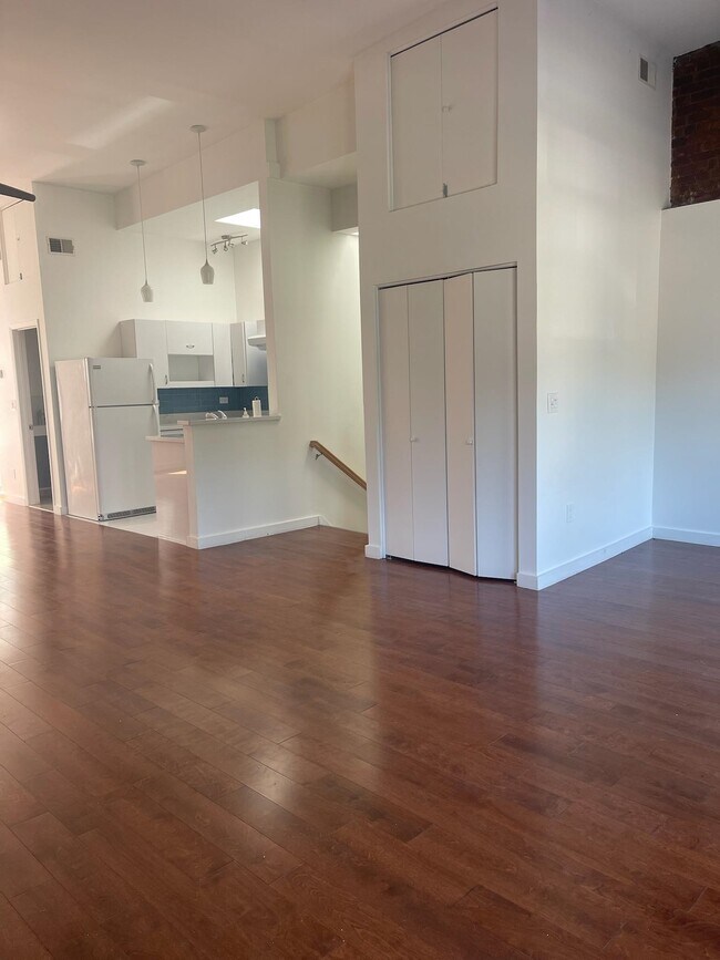 Building Photo - 158 Mallory Ave
