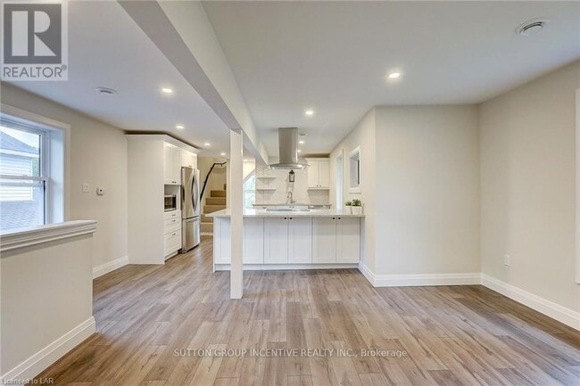 Building Photo - 234 Laclie St