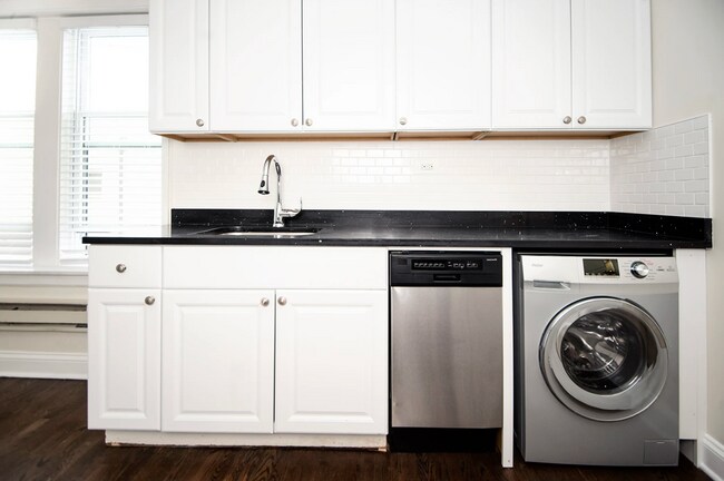 Foto del edificio - 3825 N Greenview Ave