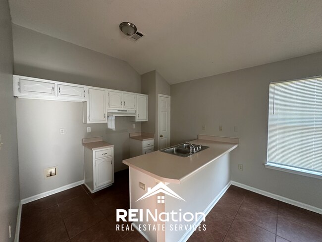 Foto del edificio - 3BR/2BA Cordova Rental with High Ceilings, Tile Kitchen Flooring & Fireplace
