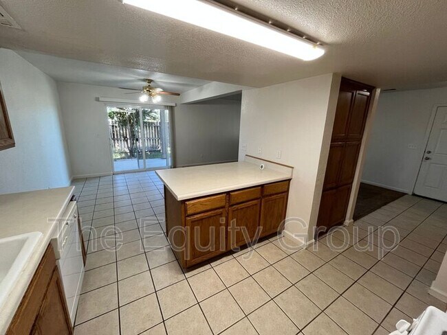 Foto del edificio - 3231 E Noble Ave