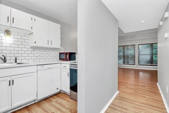 Foto del edificio - Location! Location! Location! 1bd/1ba in S...