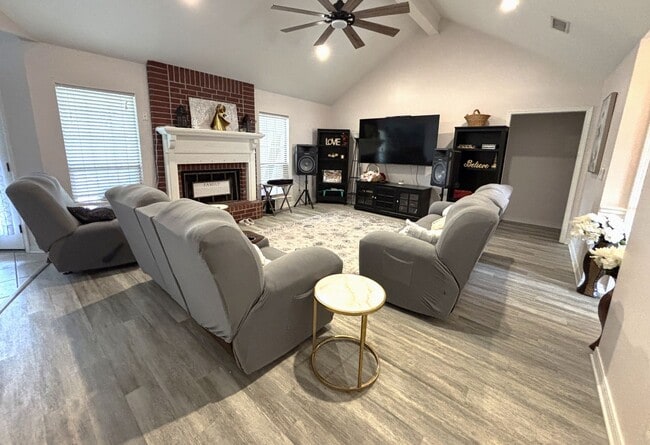 Building Photo - 4 BEDROOM ONLY 7 MILES FROM BARKSDALE AIR FORCE BASE