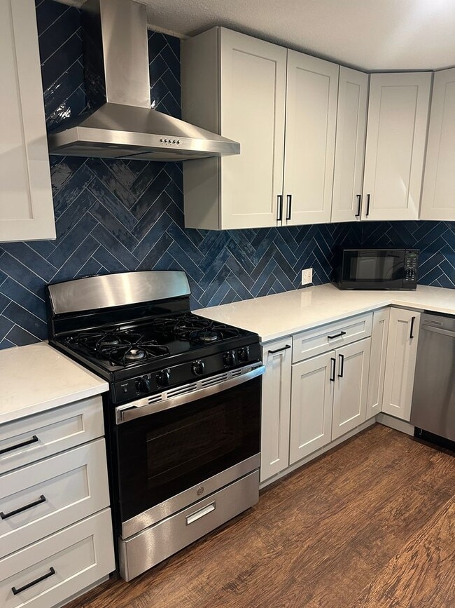 Building Photo - Large 5 Bedroom House in North Campus!