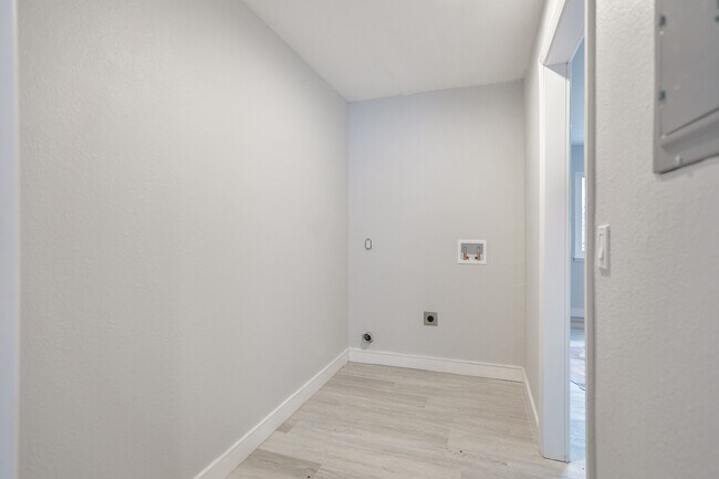 Laundry hook-up - 1355 Jefferson St